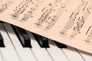Klavier und Musiknoten 